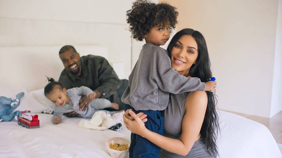 Kim Kardashian, Surrounded By Her Family Wallpaper