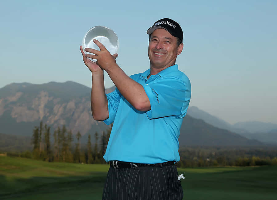 Loren Roberts Displaying Boeing Classic Trophy Wallpaper