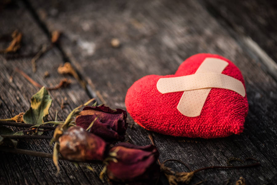 Love Failure Heart And Roses Wallpaper