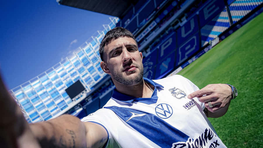 Lucas Cavallini Soccer Player Stadium Selfie Wallpaper