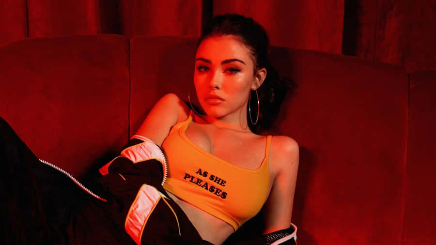 Madison On Sofa 4k Wallpaper