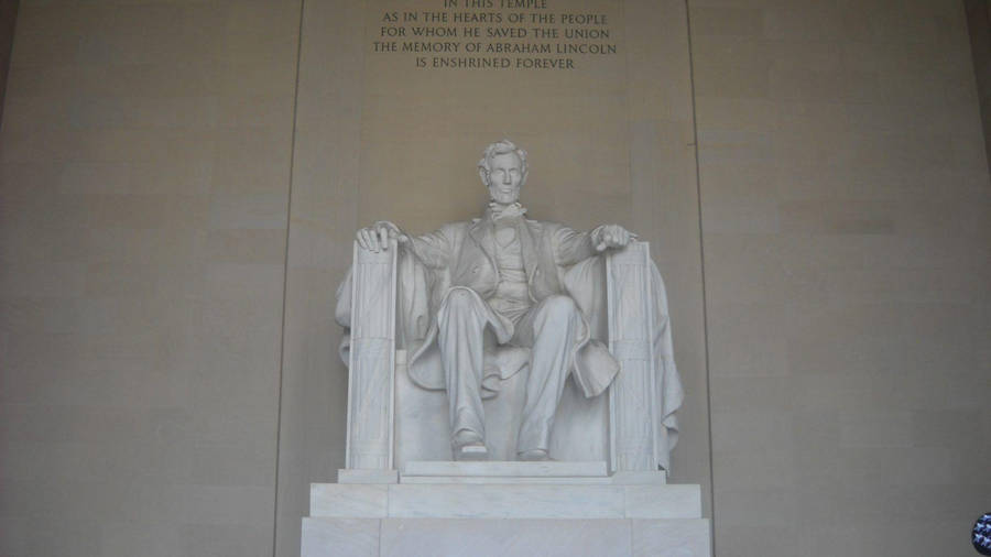 Majestic Lincoln Statue At The Lincoln Monument Wallpaper