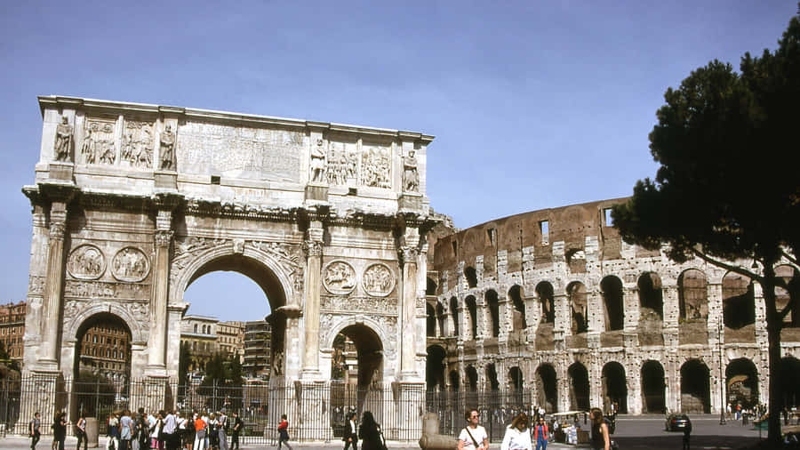 Majestic View Of The Historic Arch Of Constantine Near The Rome Colosseum Wallpaper