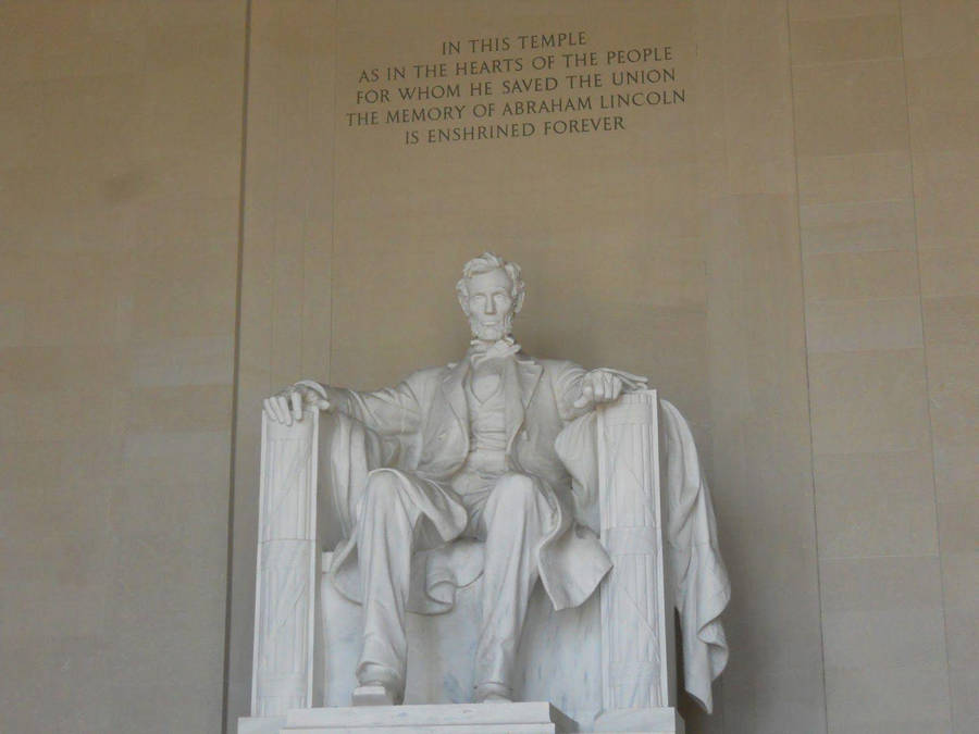 Majestic View Of The Lincoln Monument Wallpaper