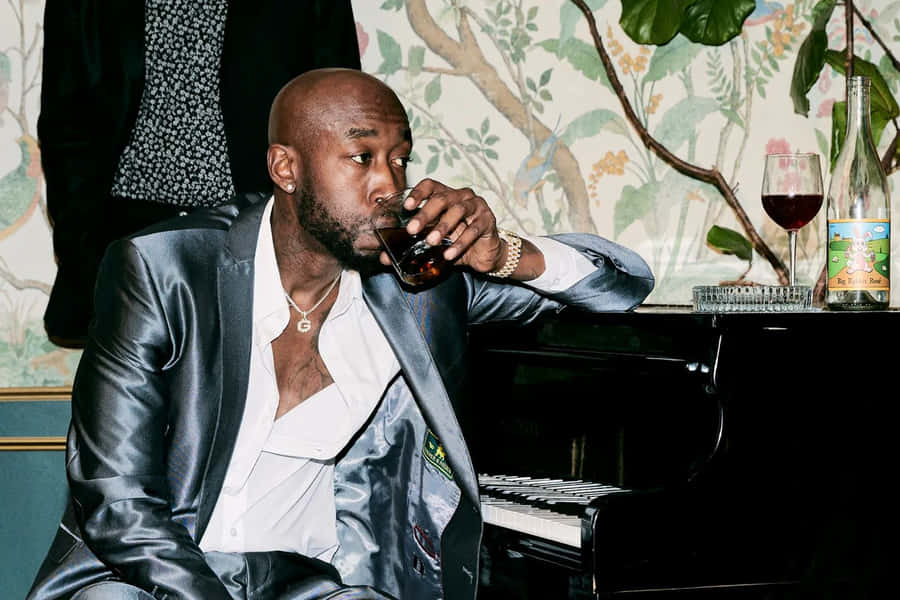 Man Drinkingat Piano Wallpaper