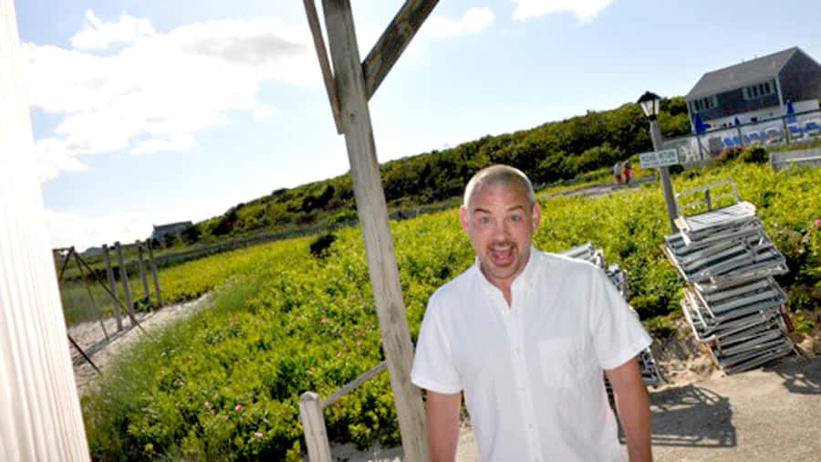 Man Surprisedat Beach Pathway Wallpaper