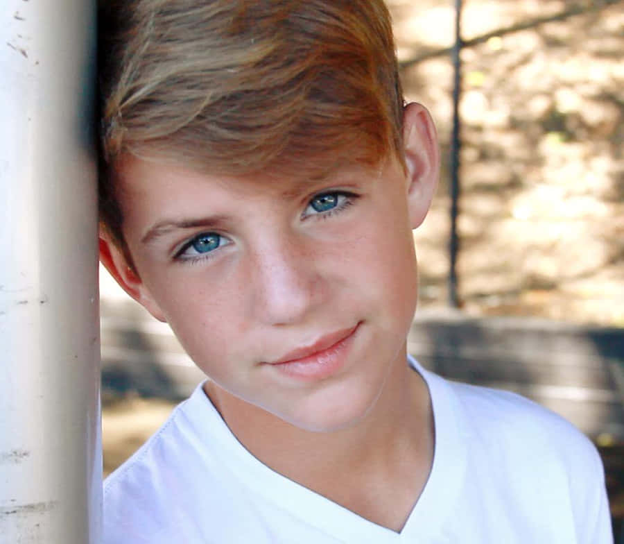 Mattyb Smiling In White Wallpaper