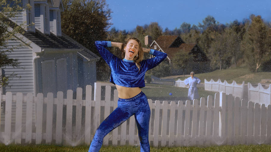 Miley Cyrus Enjoys A Sunny Day In Her Suburban Neighborhood Wallpaper