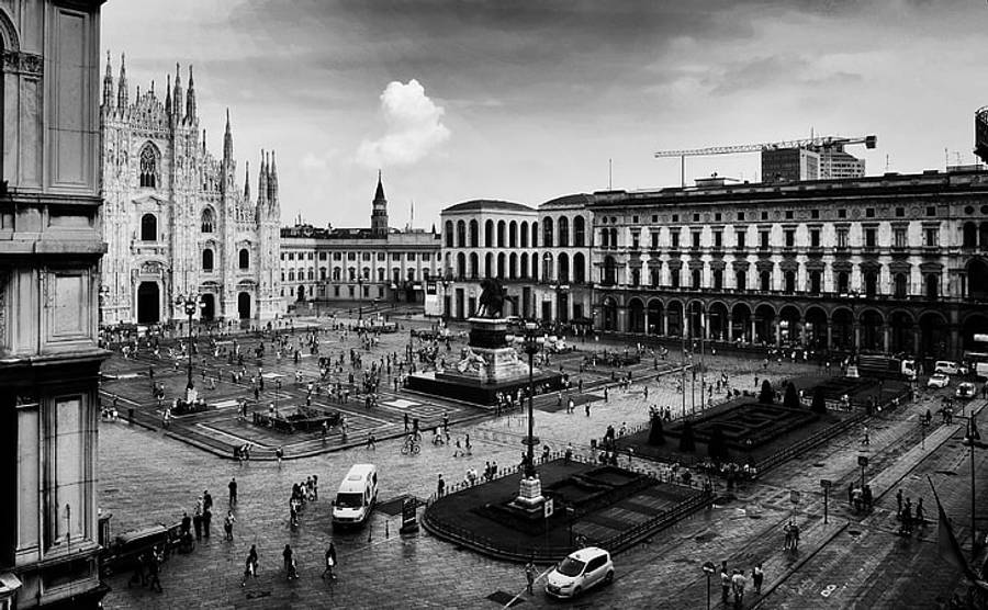 Monochromatic Cityscape In Milan Wallpaper
