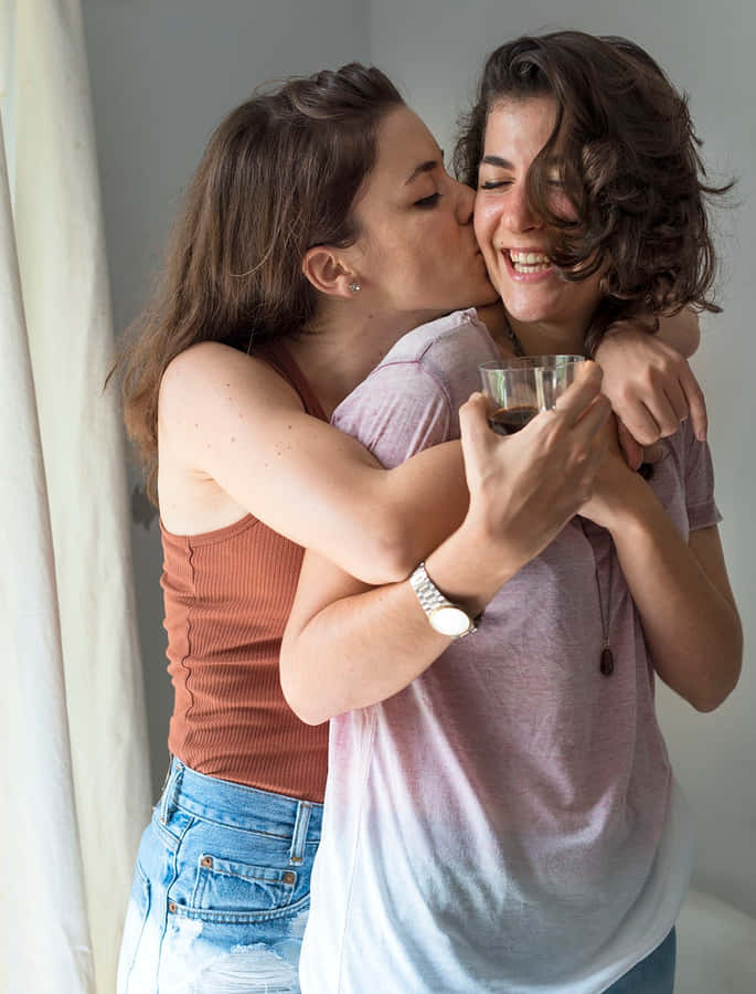Mujeres Lesbianas Back Hug Wallpaper