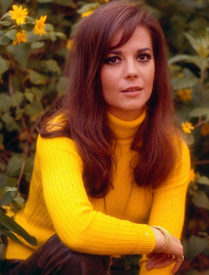 Natalie Wood With Yellow Daisies Wallpaper