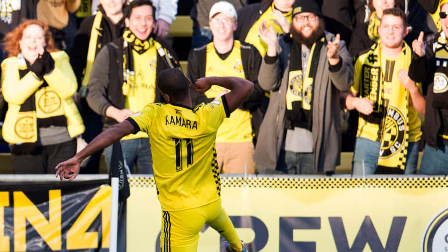 Ola Kamara Celebrates Goal With Teammates Wallpaper