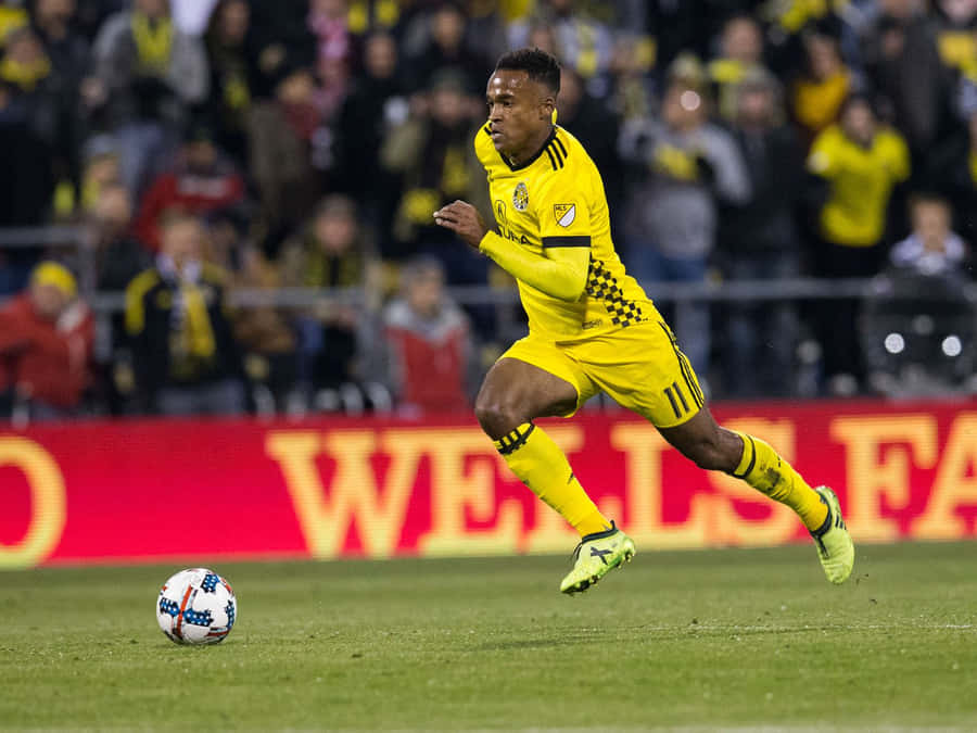 Ola Kamara Columbus Crew Sc Chasing Ball Wallpaper