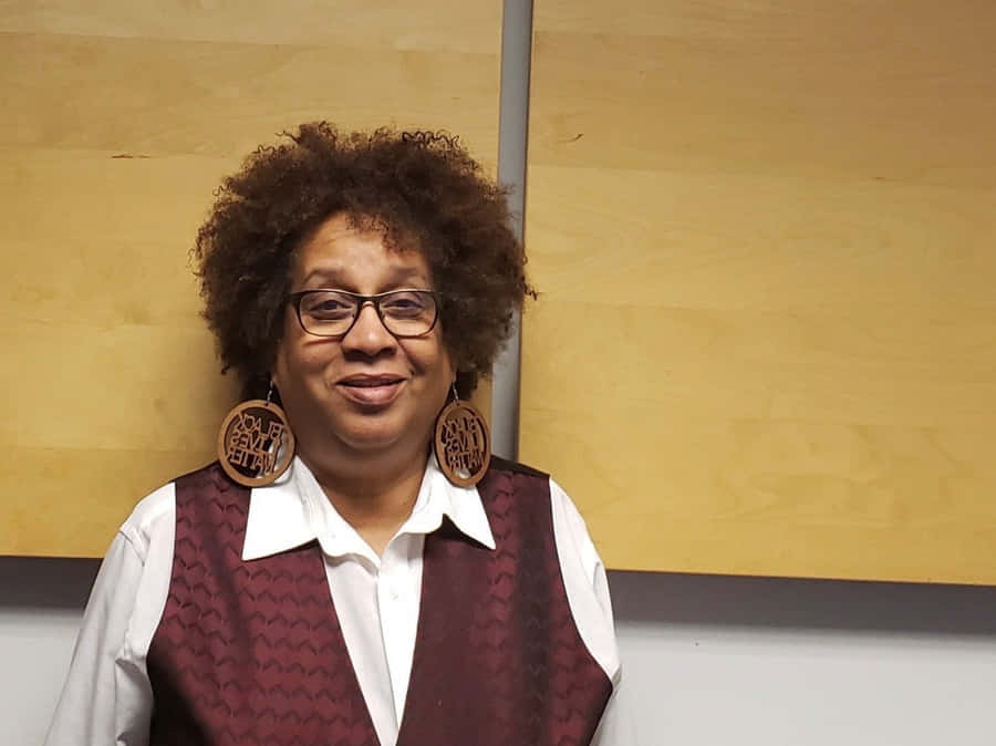 Older Black Woman Veronica Tucker Wallpaper