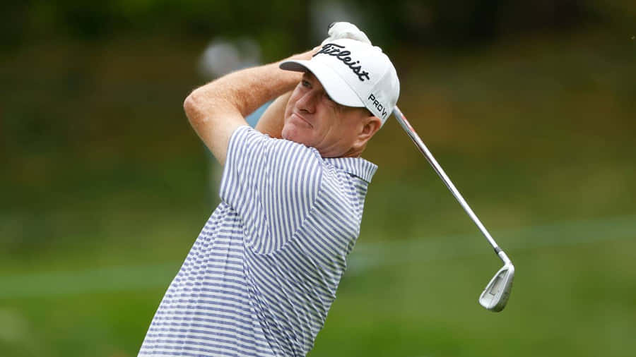 Professional Golfer Steve Flesch Focusing On His Shot Wallpaper