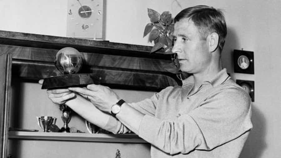 Raymond Kopa Holding Ballond Or Trophy Wallpaper