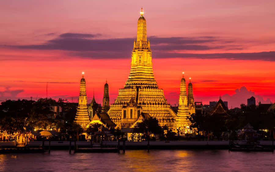 Red Sky In Wat Arun Wallpaper
