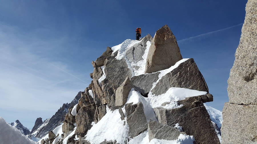 Remarkable Tenacity: Conquering The Intricate Mountain Peaks Wallpaper