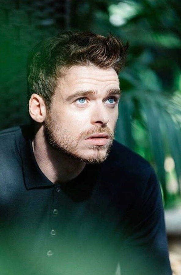 Richard Madden Nature Photoshoot Wallpaper
