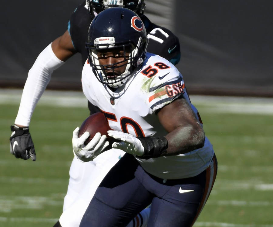 Roquan Smith Racing Against An Opponent Wallpaper