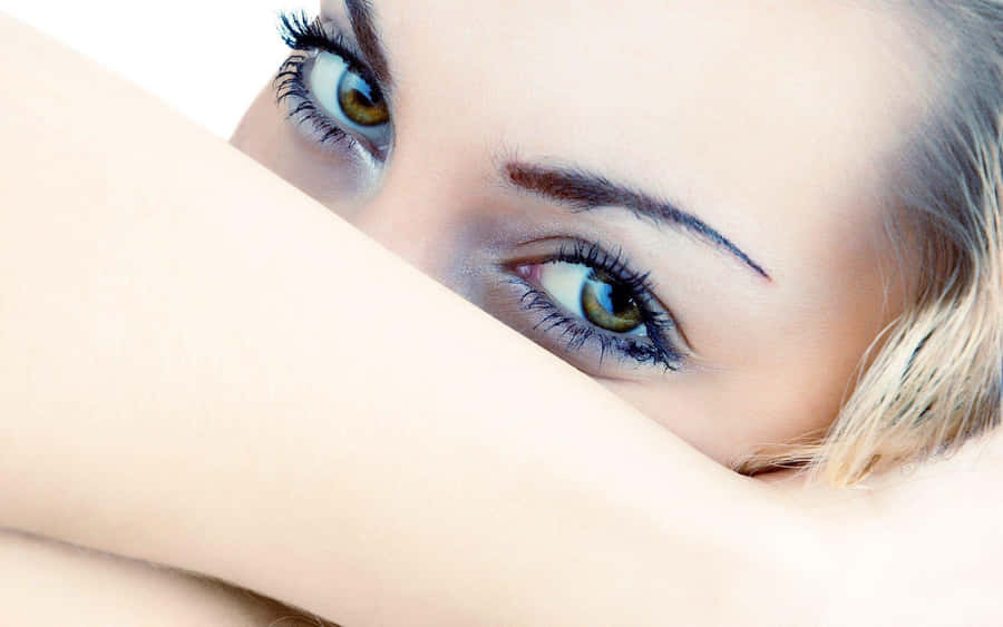 Sensual Look Wallpaper