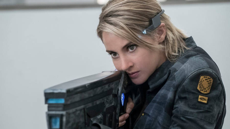 Shailene Woodley In Allegiant Scene Wallpaper