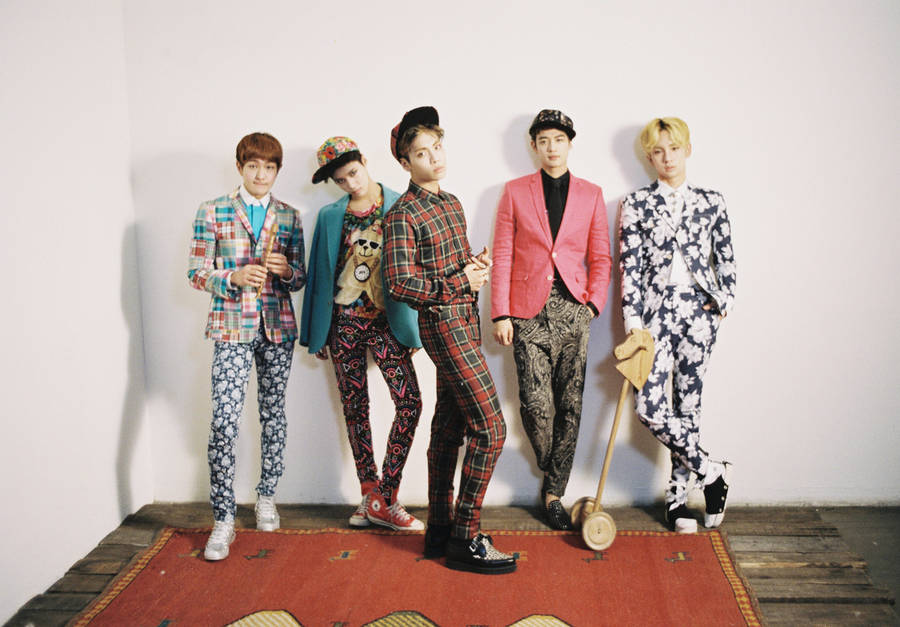 Shinee Quirky Clothes Wallpaper