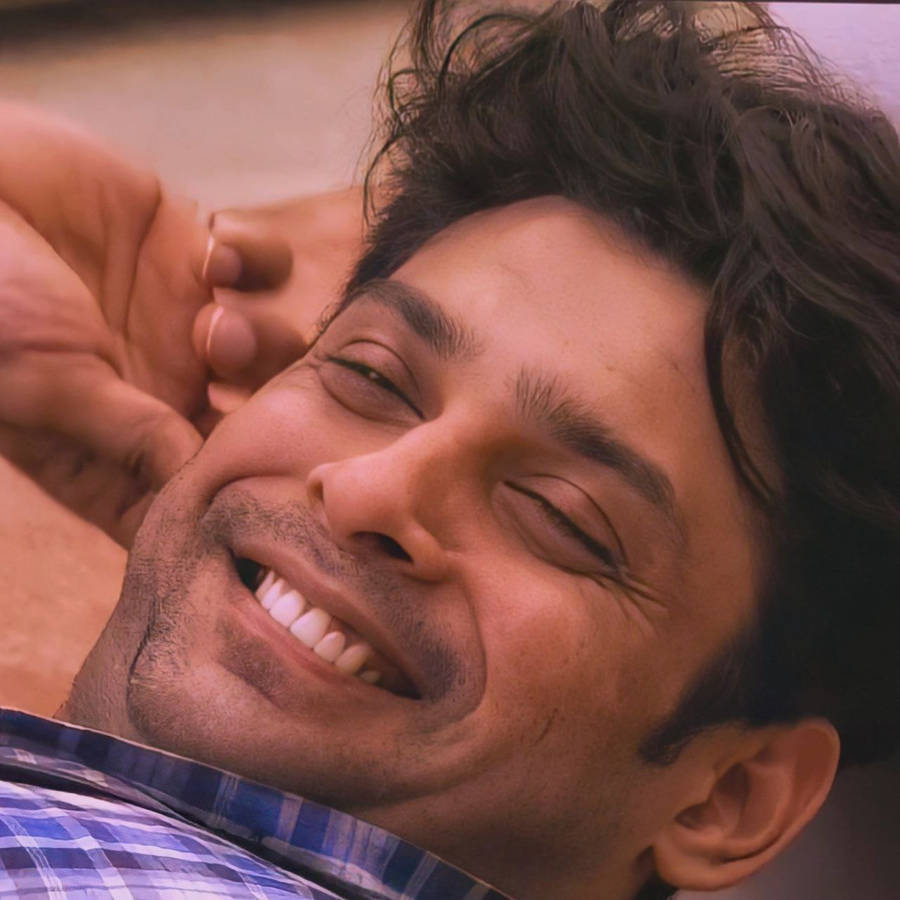 Sidharth Shukla On His Back Close-up Wallpaper