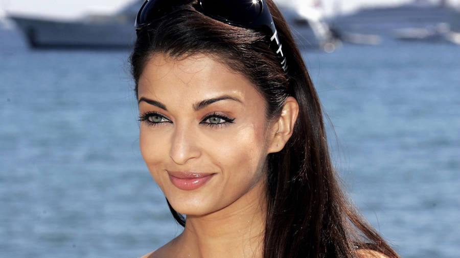 Simple Beauty Aishwarya Rai Wallpaper