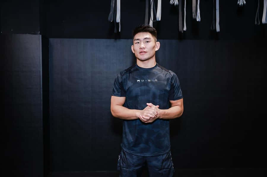 Song Yadong Giving A Speech Wallpaper