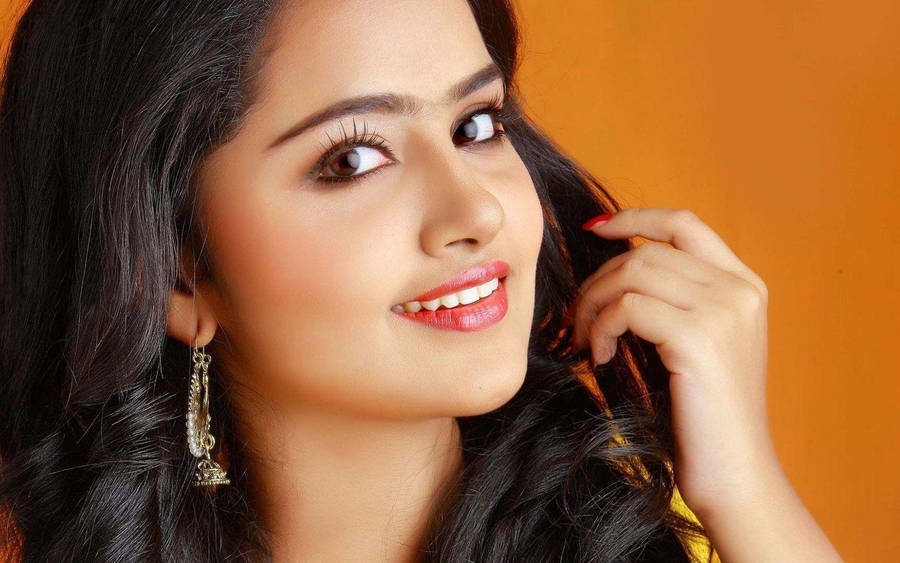 South Heroine Anupama Parameswaran Closeup Wallpaper