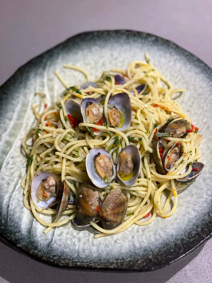Spaghetti Alla Vongole On Flat Plate Wallpaper