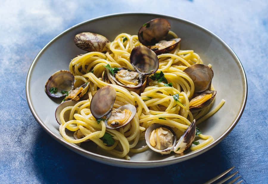 Spaghetti Alla Vongole On Gray Bowl Wallpaper