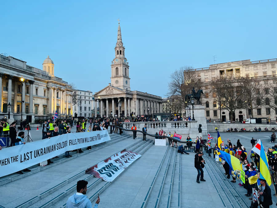 Steps Leading To Trafalgar Square Wallpaper