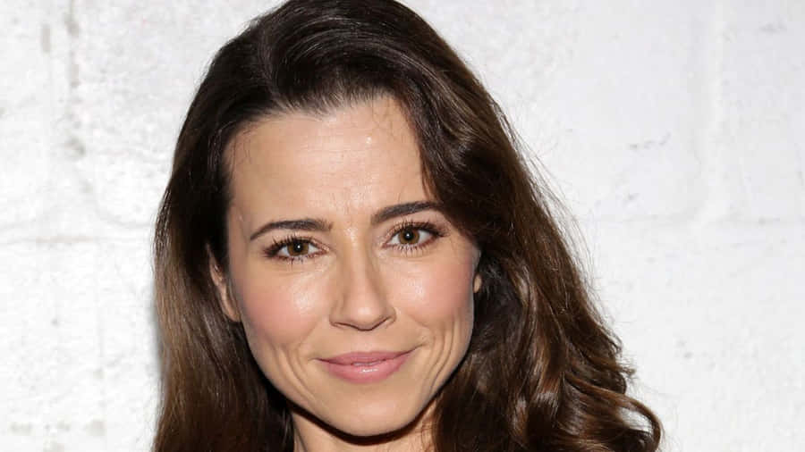 Striking Portrait Of Linda Cardellini Wallpaper