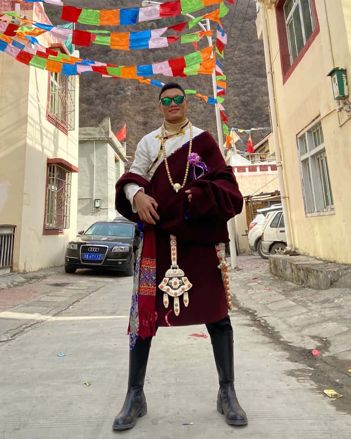 Su Mudaerji Donning Traditional Tibetan Costume Wallpaper