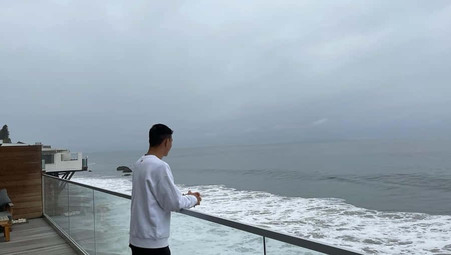 Su Mudaerji Looking At Sea Wallpaper
