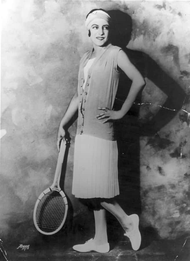 Suzanne Lenglen In Stylish Vintage Tennis Attire Wallpaper