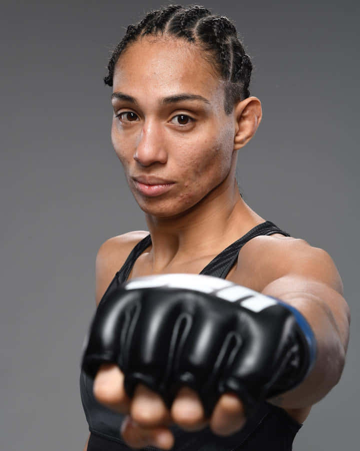 Taila Santos Punching Forward Wallpaper