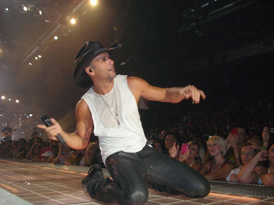 Tim Mcgraw On His Knees Wallpaper