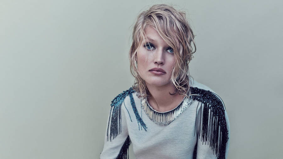 Toni Garrn Sad Face Wallpaper