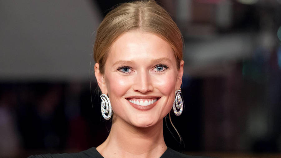 Toni Garrn Smiling Wallpaper