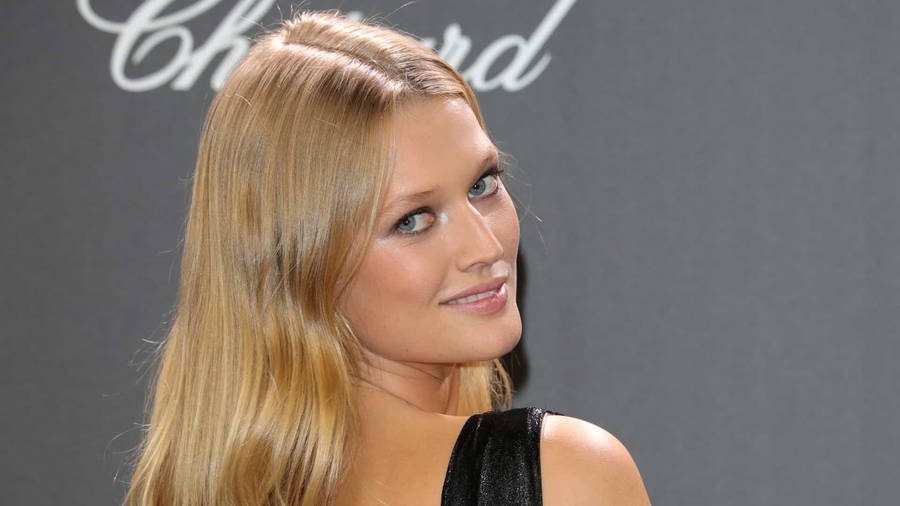 Toni Garrn Smirking Face Wallpaper