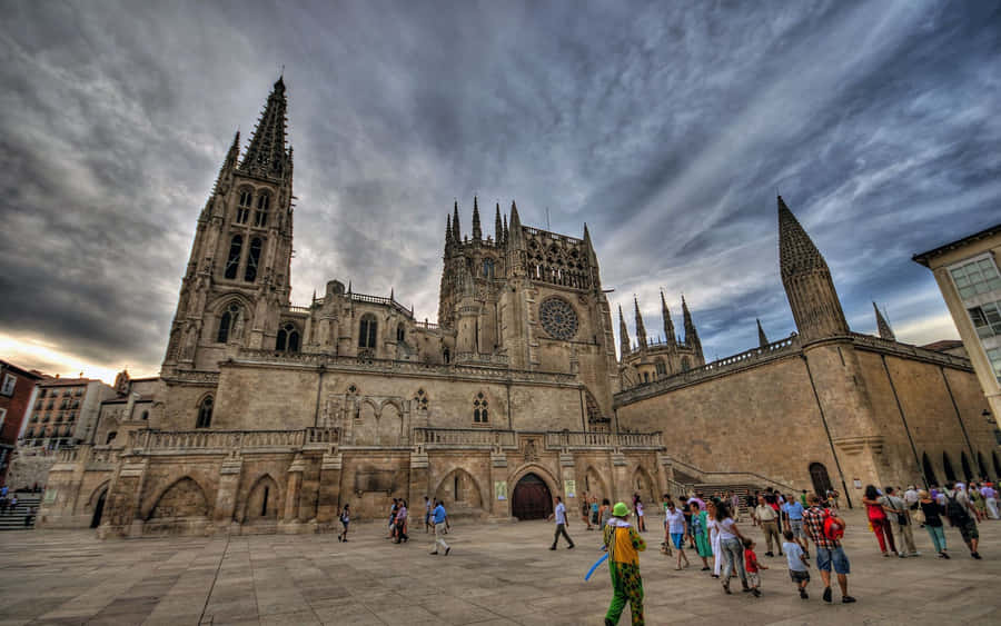 Tourists At Toledo Cathedral Wallpaper