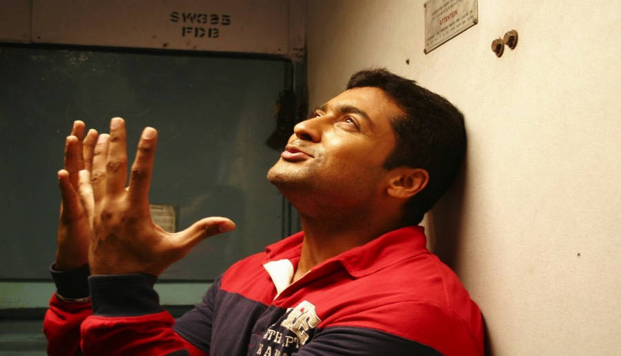 Vaaranam Aayiram Surya Looking Up Wallpaper