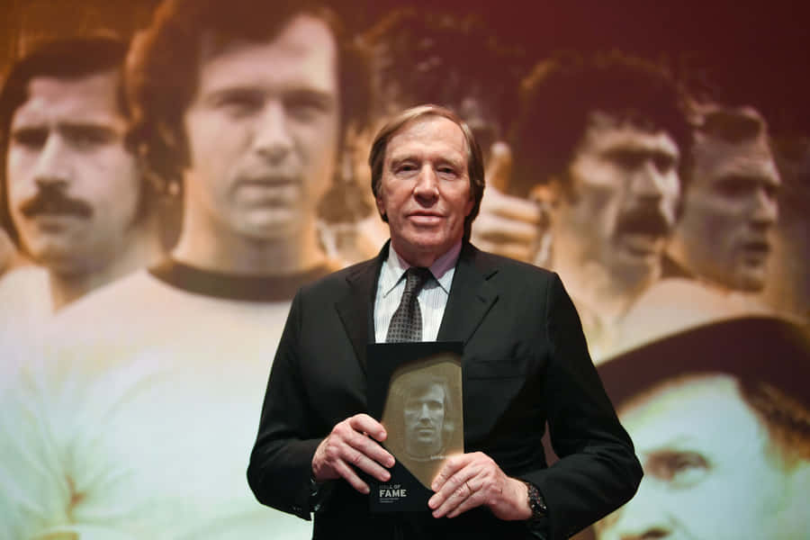 Veteran Soccer Player Günter Netzer Football Museum Hall Of Fame Wallpaper
