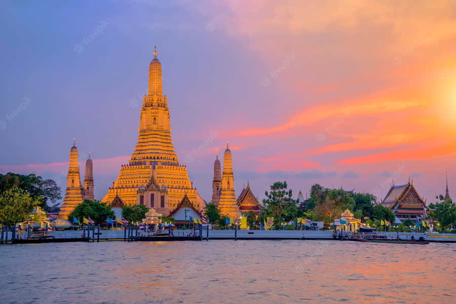 Wat Arun Illumnated By The Sun Wallpaper