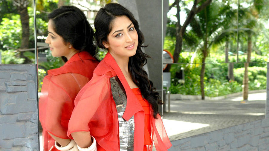 Yami Gautam Mirror Wallpaper