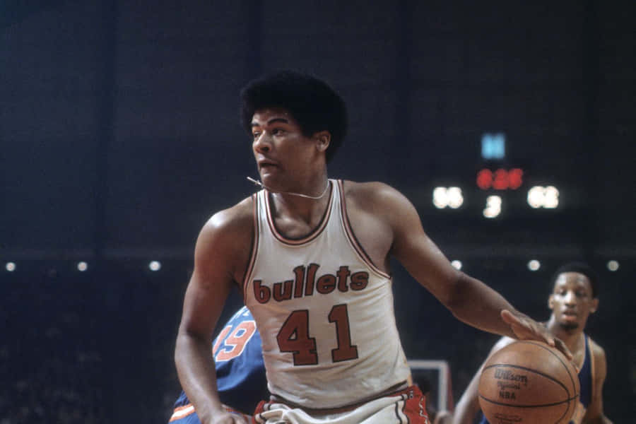 Young Wes Unseld Playing For The Washington Bullets. Wallpaper