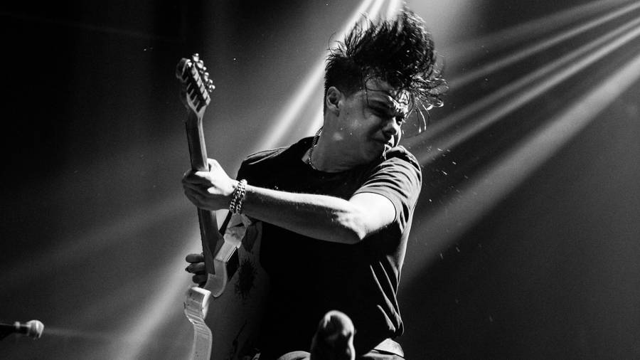 Yungblud Guitar Solo Wallpaper